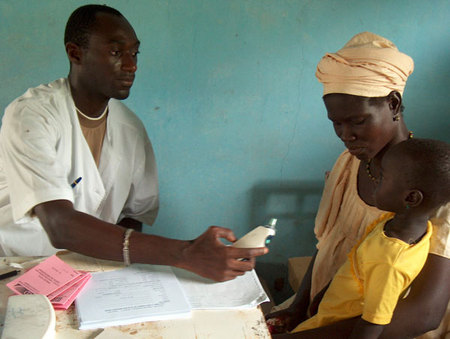 distribution-d-un-traitement-preventif-contre-le-paludisme-niakhar-senegal.jpg